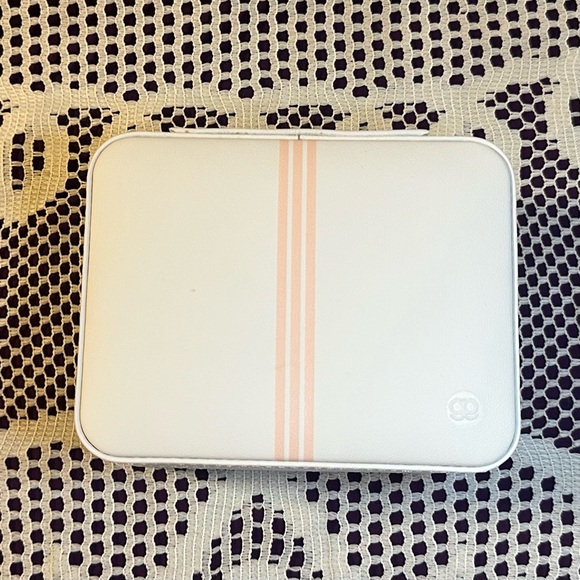 Gorjana "Go To" Jewelry Case NWOT w/ new surprise earrings inside :) - Picture 4 of 9